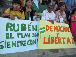 Crucenos signs supporting Ruben Costas Crucenos signs supporting Ruben Costas